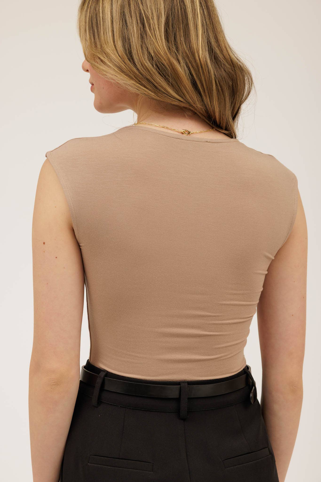 Seamless Scoop Neck Fitted Knit Top