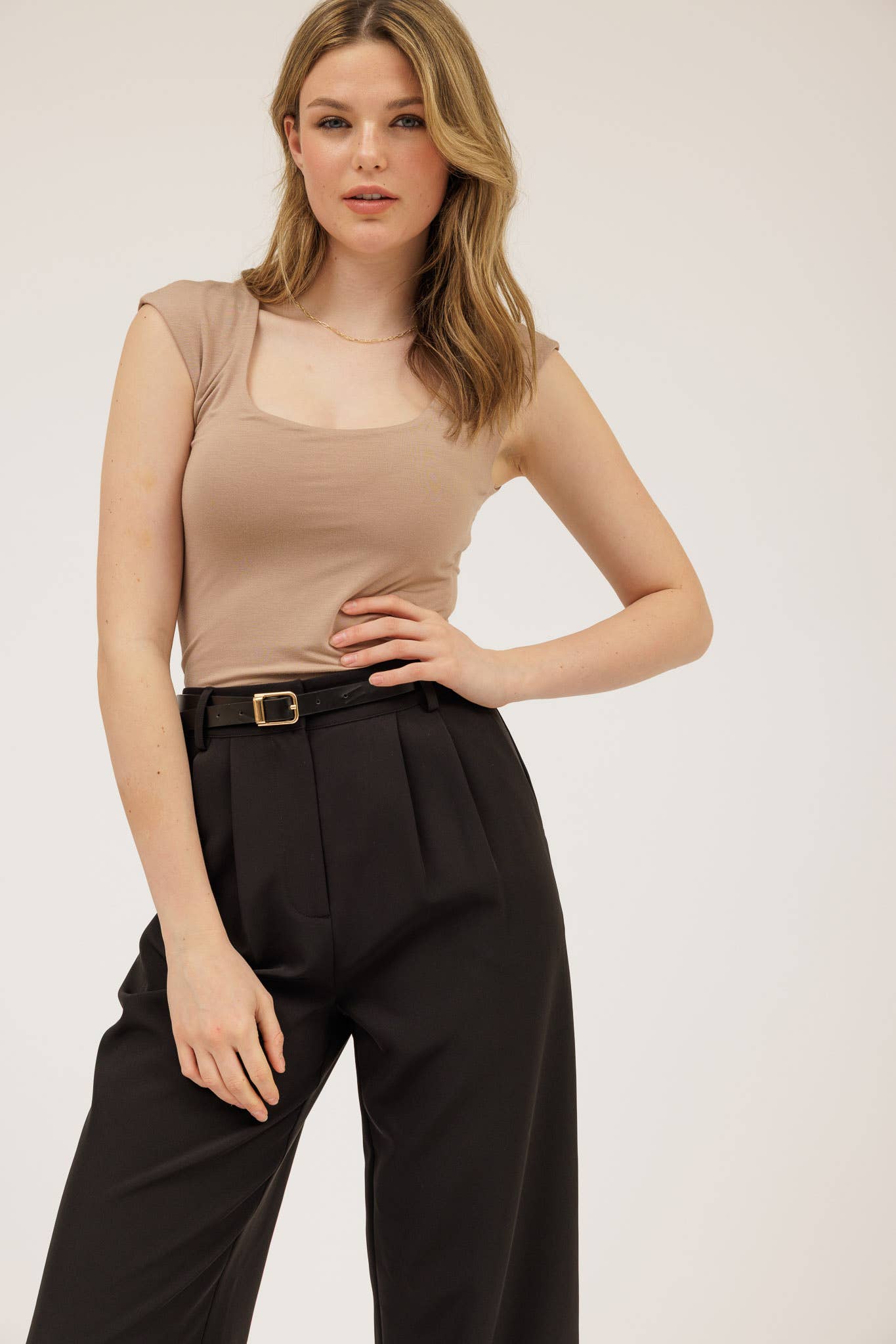 Seamless Scoop Neck Fitted Knit Top